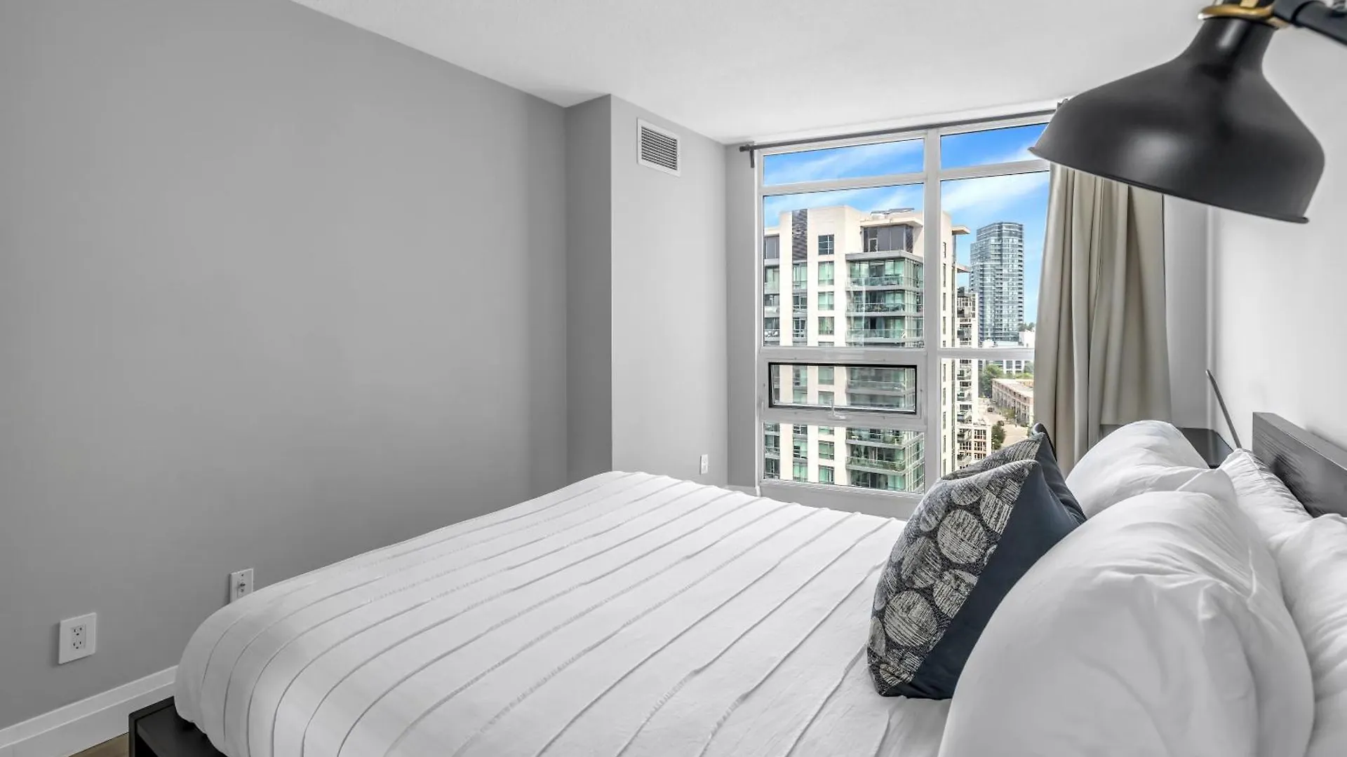 Amazing 2 Bedroom Waterfront Condo Downtown With Parking Toronto Apartment