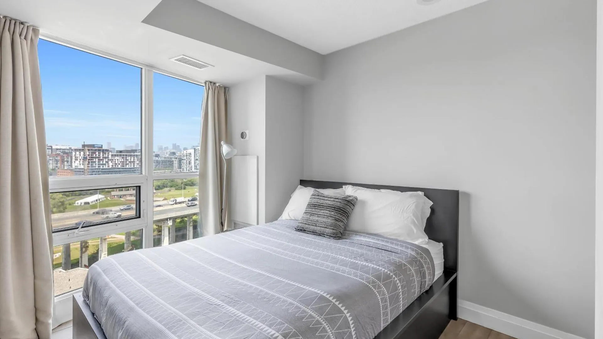 Apartment Amazing 2 Bedroom Waterfront Condo Downtown With Parking Toronto Canada