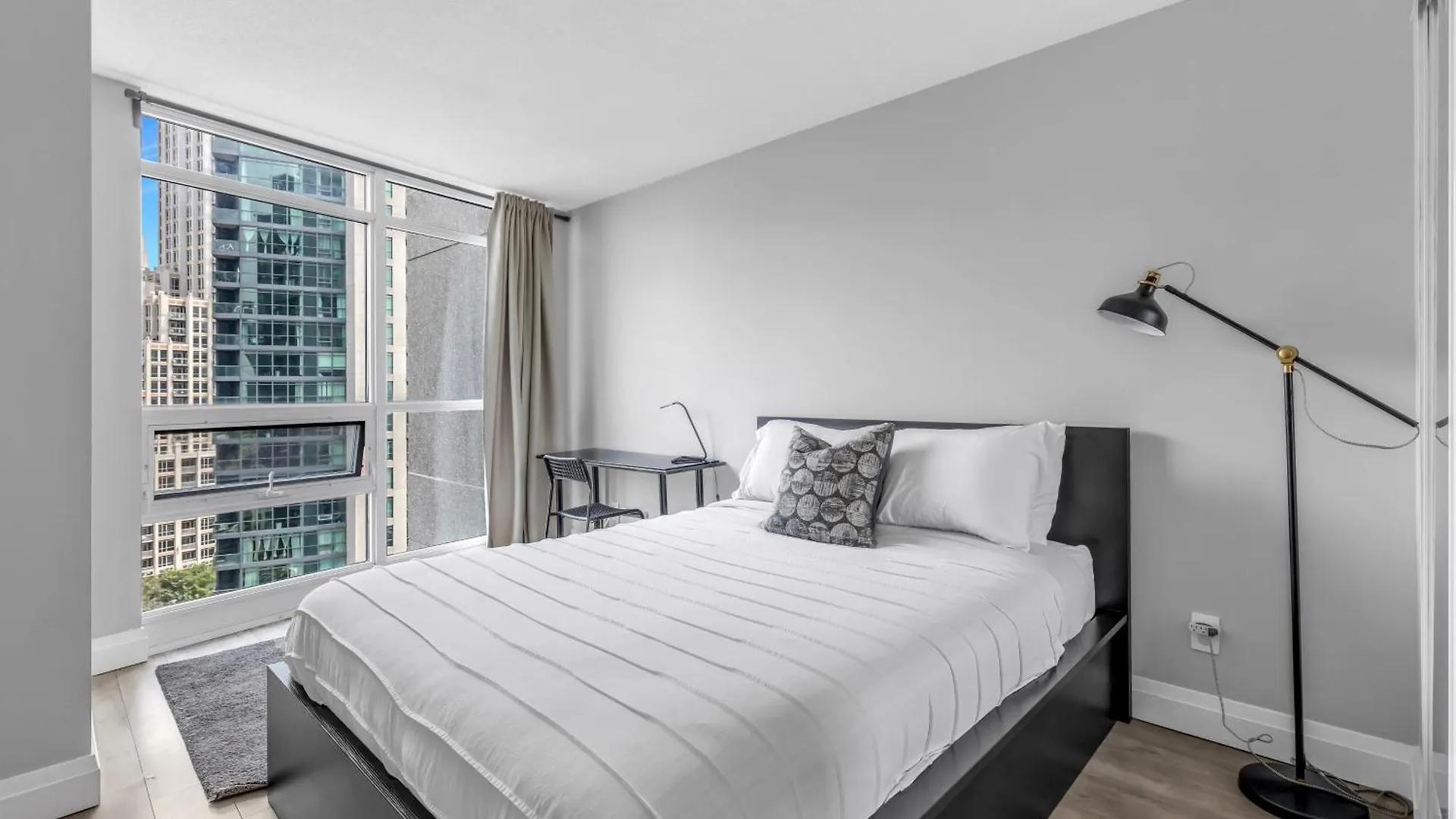 Amazing 2 Bedroom Waterfront Condo Downtown With Parking Toronto 0*,