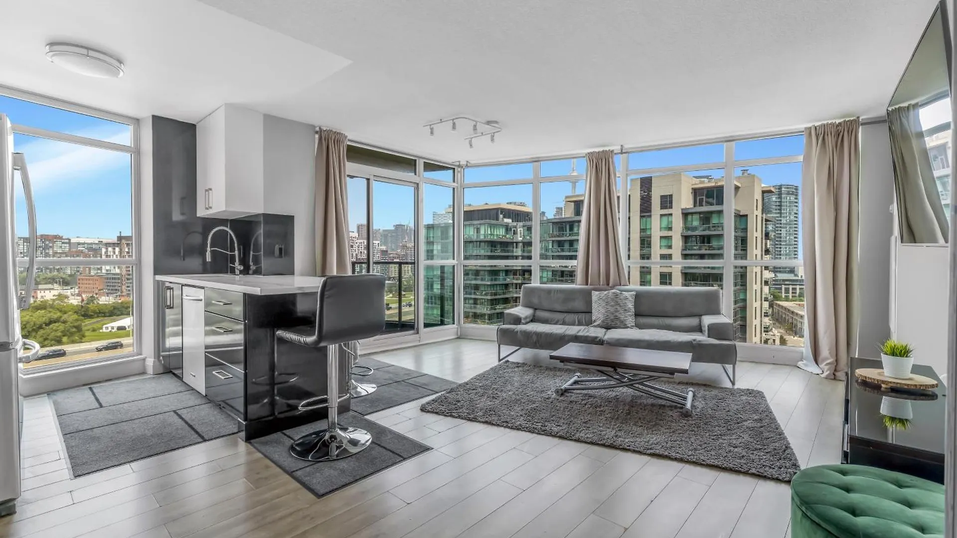 Amazing 2 Bedroom Waterfront Condo Downtown With Parking Toronto