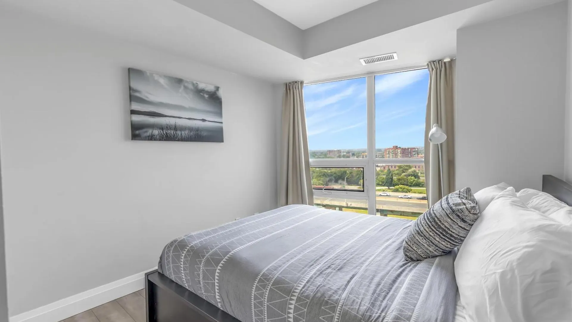 Amazing 2 Bedroom Waterfront Condo Downtown With Parking Toronto Apartment