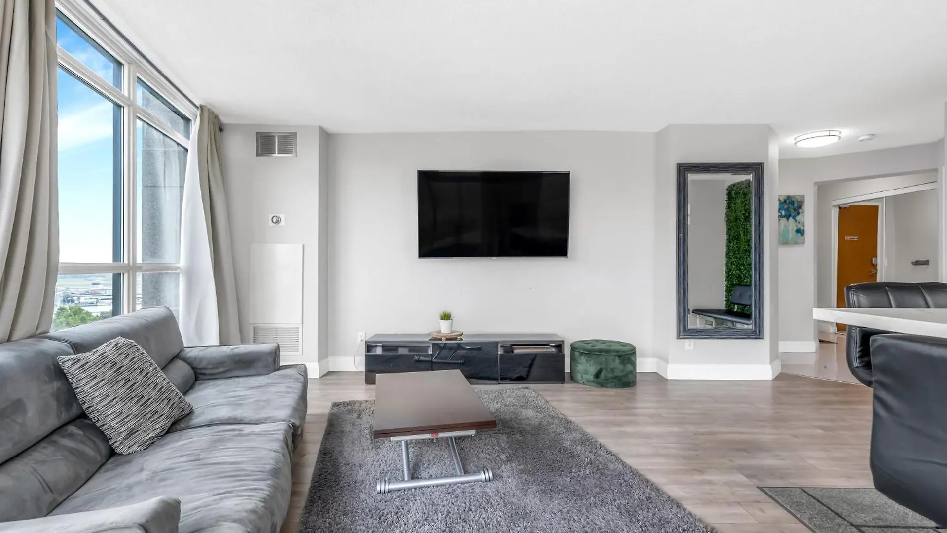 Amazing 2 Bedroom Waterfront Condo Downtown With Parking Toronto 0*,