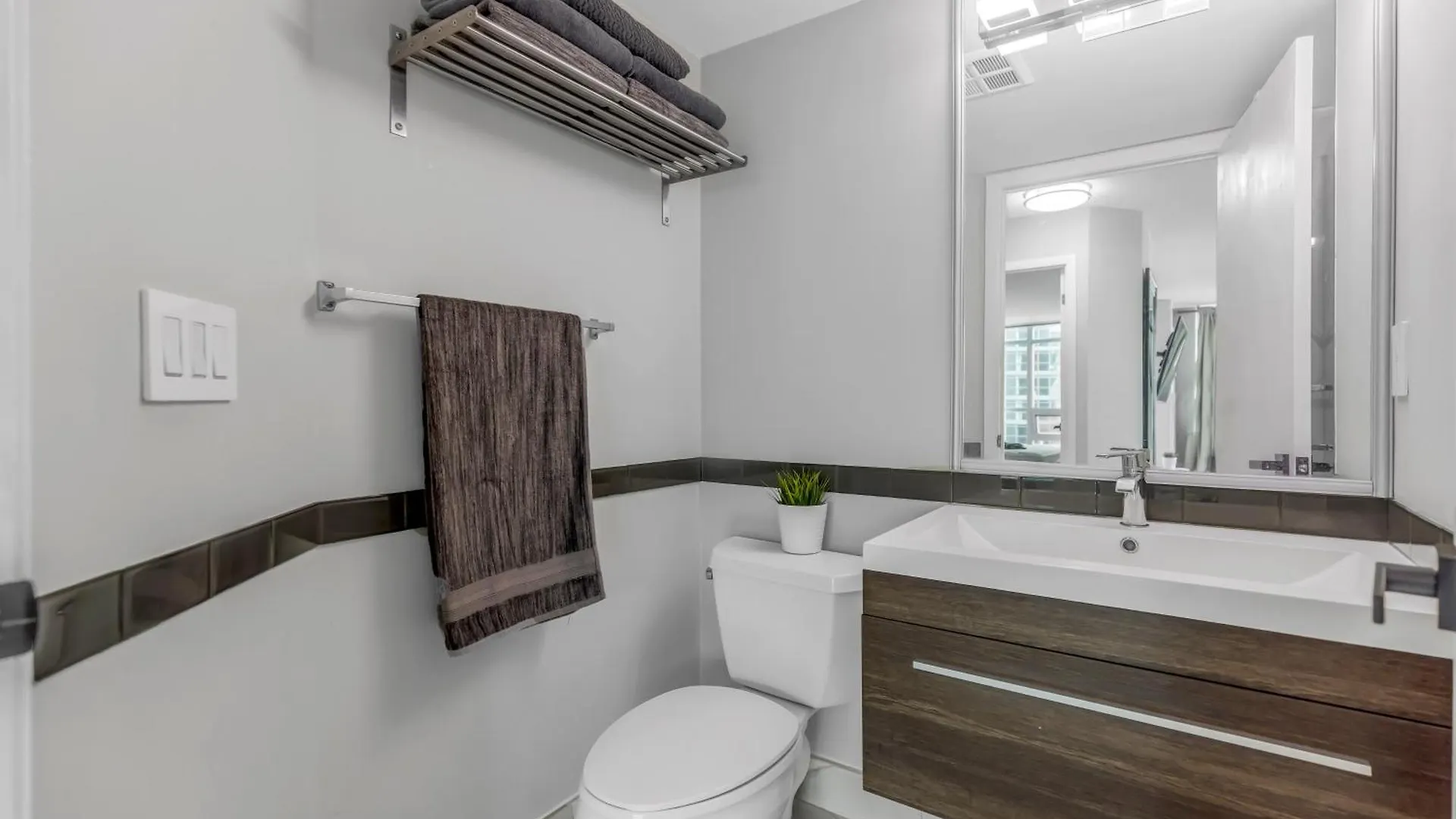 Amazing 2 Bedroom Waterfront Condo Downtown With Parking Toronto